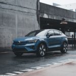 Електричний кросовер Volvo EX40 на дорозі
